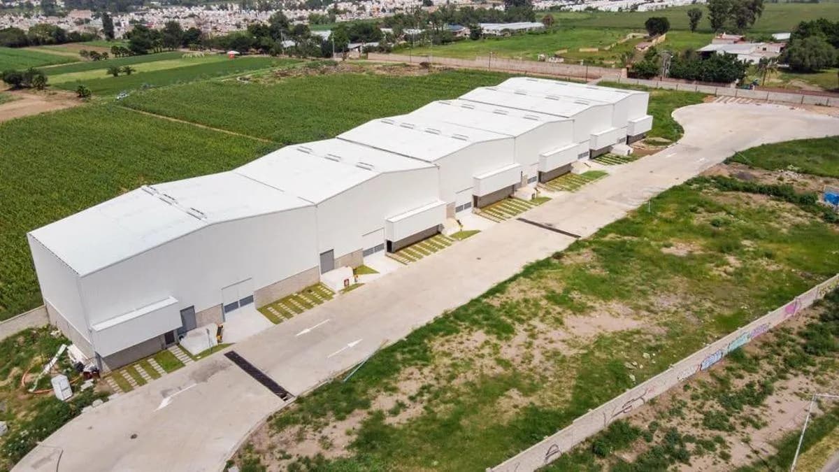MN 9,486,500Bodega Nueva en Venta dentro de Parque Industrial en Tlajomulco de Zúñiga. Ubicada en Parque Industrial Punto San Sebastián, con excelentes accesos y seguridad. Características: Superficie de bodega: 575 m² Mezzanine: 75 m² Área total de terreno: 618. 65 m² Altura de almacenaje: 10 mts. Muros de block a 3 mts + 6 mts de lámina pintro y techo térmico. 10% de iluminación natural. Estructura metálica de marco rígido. Distribución y equipamiento: Rampa para tráiler. Plataforma de carga y descarga. Baños en área de almacén. Cajones de estacionamiento. Preparación para telecomunicaciones. Seguridad y Vigilancia 24/7. Acceso controlado. *Actualmente cuenta con inquilino* Cambios de información o precios sin previo aviso. Eb-ua7520. pgLv8oG - Fotografía 1