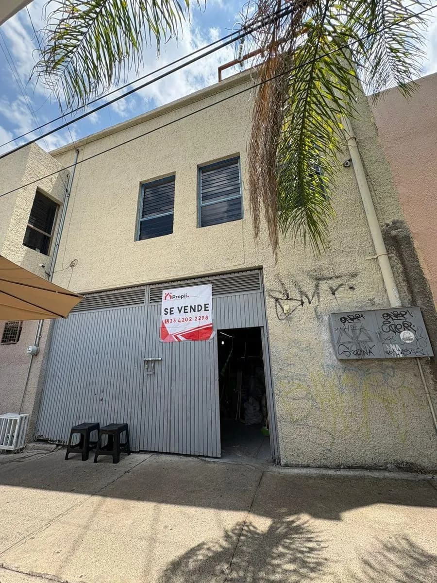 MN 5,500,000*bodega con excelente ubicacion col la esperanza*-- Si lo que buscas es una bodega bien ubicada, cerca de avenidas y comercios importantes, esta es tu mejor opción: a una cuadra de Calzada Independencia Norte, 1 km del Estadio Jalisco y medio km de Circuito Periferico. Precio: $ 5, 500, 000. 00 (negociable) equipamiento: -Ssubestación eléctrica propia. (Monofásica y trifásica) - Circuito cerrado de video- 1 ingreso - Escaleras anchas de metal- 1 oficina con baño propio--2do piso reforzado apto para maquinaria pesadamedidasfrente 7 fondo 29. 50 Puerta: 4. 45 ancho x 2. 60 alto-- uso de suelo mixto - Fotografía 1