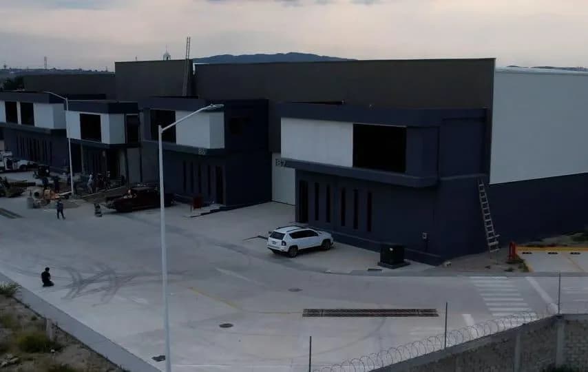 MN 13,150,000Se vende Bodega Industrial dentro de Parque Industrial de Lujo, muy bien Ubicado, cerca de carretera Nogales y zona urbanizada. Con excelente tamaño ideal para cualquier uso, cuenta con seguridad 24/7. Con áreas comunes con terraza/salón de usos múltiples, sala de juntas, área de coworking, comedor para empleados, además rodeado de áreas verdes, cajones de estacionamientos de visitas. *Precios sujetos a cambios y condiciones. *Fotos Referenciales - Fotografía 1