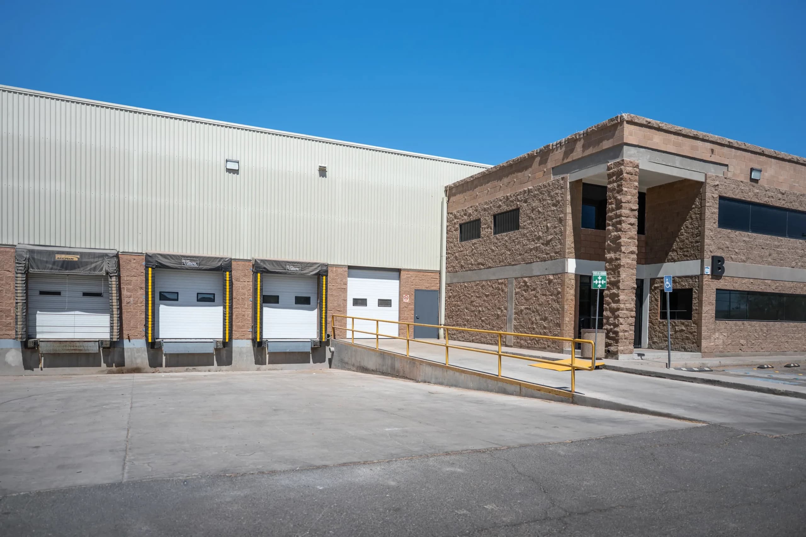 Nave Industrial de 1,971 m² / 21,216 sq.ft en Las Californias Park 2