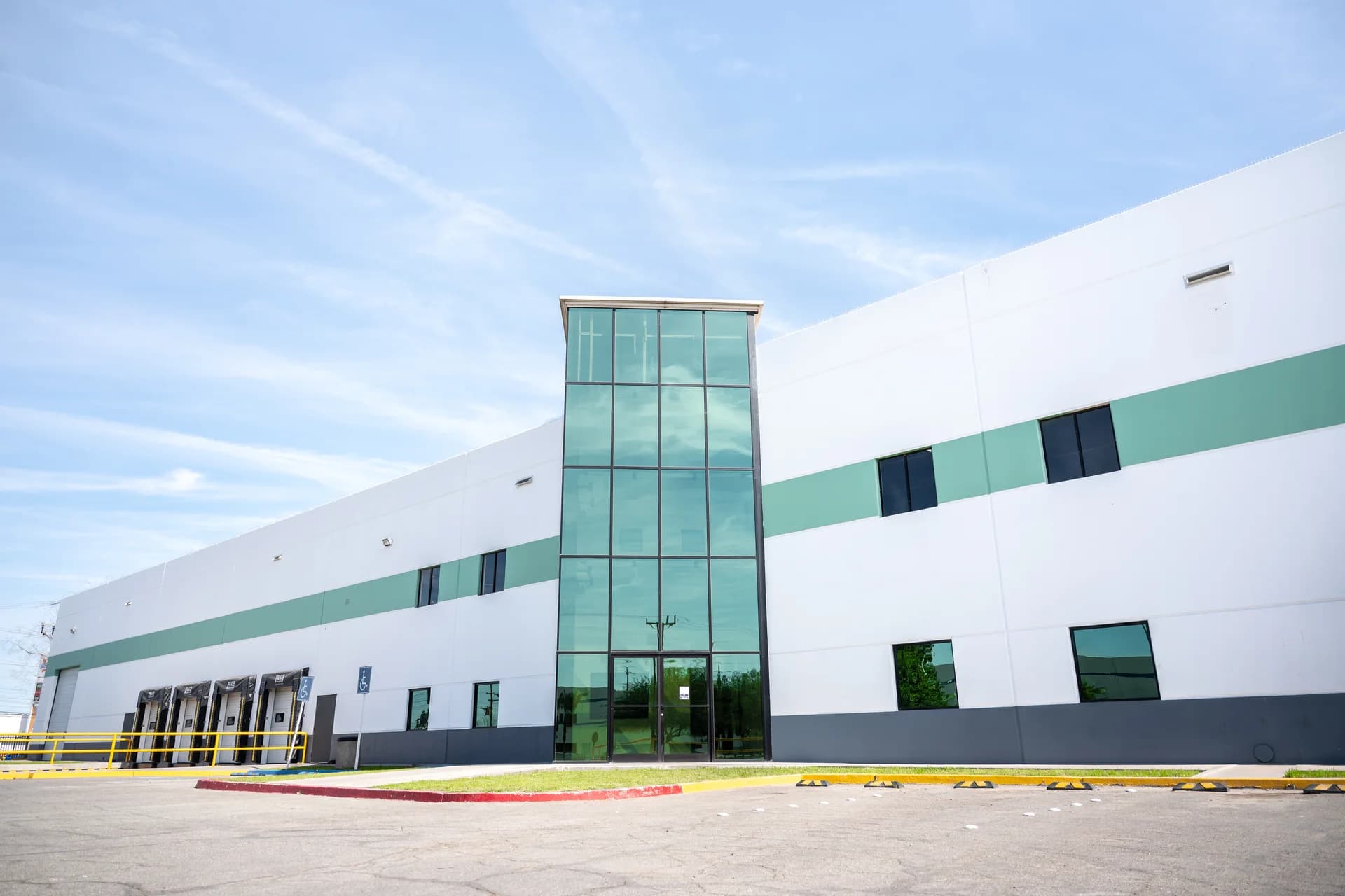 Nave Industrial de 4,560 m² / 49,083 sq.ft en Las Californias Park 2