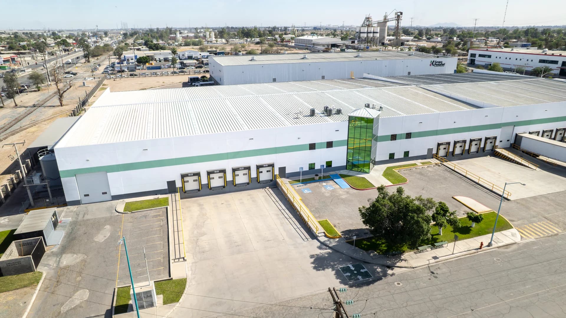 Nave Industrial de 4,560 m² / 49,083 sq.ft en Las Californias Park 4