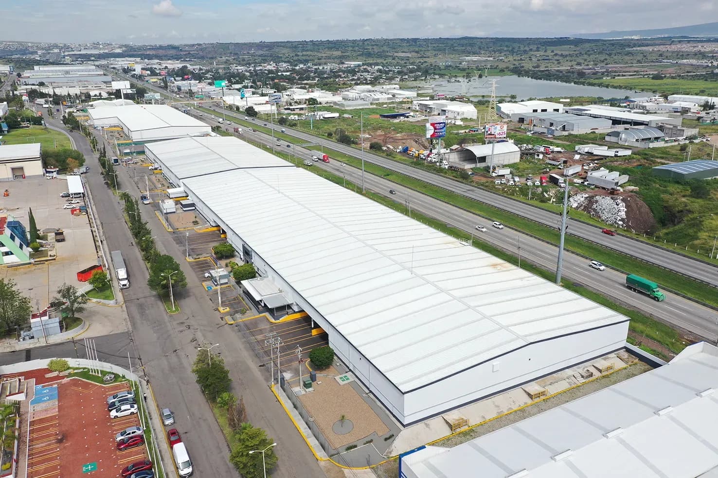 Nave Industrial de 9,720 m² / 104,625 sq.ft en Parque Industrial Bernardo Quintana - Vista 1
