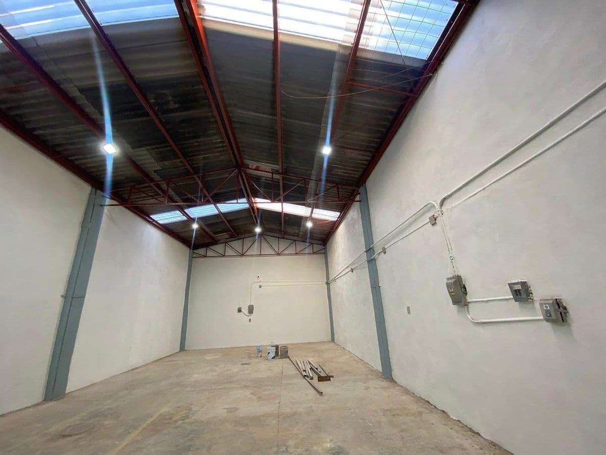 Bodega Comercial Estratégica en Renta - Del Fresno, Guadalajara