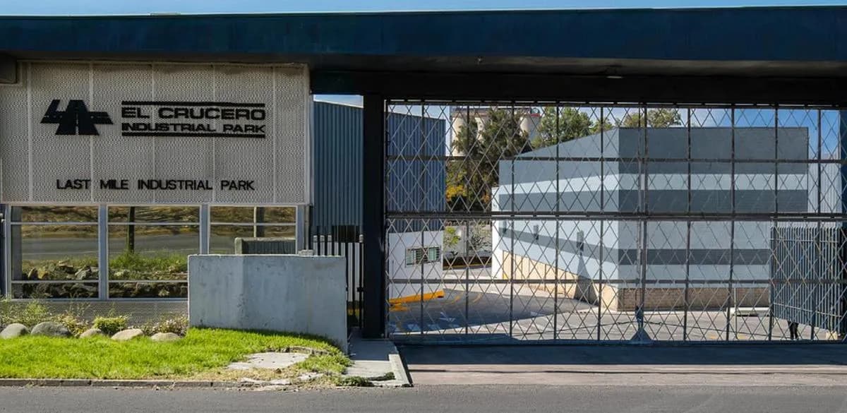 MN 19,499,000Ubicada en un punto estratégico para el movimiento de carga aérea, terrestre y de última milla por estar a 5 Km del Aeropuerto Internacional de gdl, dentro del Corredor Industrial El Salto y acceso directo a las vialidades principales de la zmg. Bodega construida con los más altos estándares lista para entrega y escrituración inmediata. La bodega cuenta con protección contra incendio con 84 rociadores automáticos; Protección anticorrosiva; Cortinas eléctricas elevadizas tipo americano; piso para operación con montacargas y tráileres de carga pesada; 2 puertas para tráiler; Rampa metálica móvil ajustable con capacidad de 15 toneladas; Acceso peatonal independiente; Instalaciones eléctricas de voz y datos; Accesos con chapas electrónicas; Acceso. controlado y cctv 24-7. El precio es más iva en las construcciones. El parque cuenta con Planta de tratamiento de agua; Paneles Solares; Zona de choferes, con baños y regaderas; Áreas verdes. En los alrededores están empresas de gran renombre como Hershey’s, Honda, etc. Por carretera a El Salto a 175 m del nuevo periférico Oriente con 6 carriles. Altura: Máxima 10. 50 Mt Mínima: 8. 00 Mt - Fotografía 1