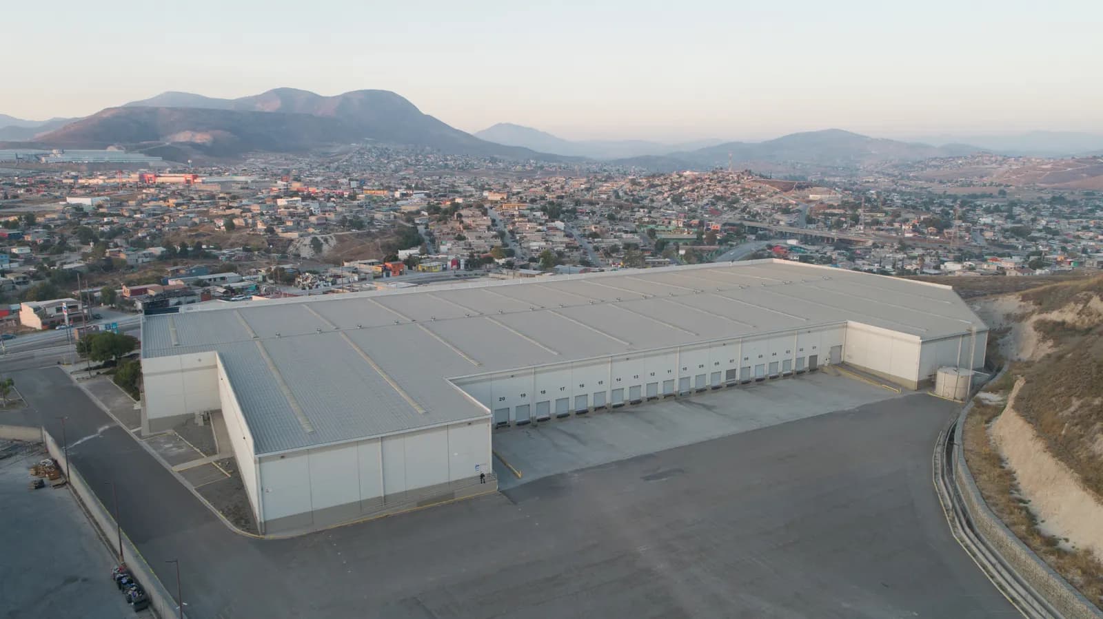 Fachada y patio de maniobras de nave industrial en Industrial Park Advance Tijuana II, Tijuana, Baja California