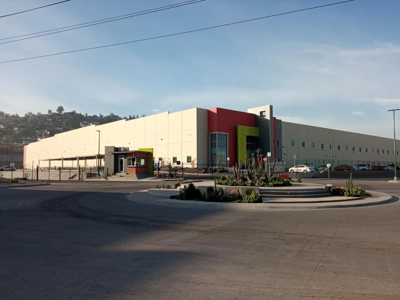 Fachada y patio de maniobras de nave industrial en Advance Tijuana III, Tijuana, Baja California